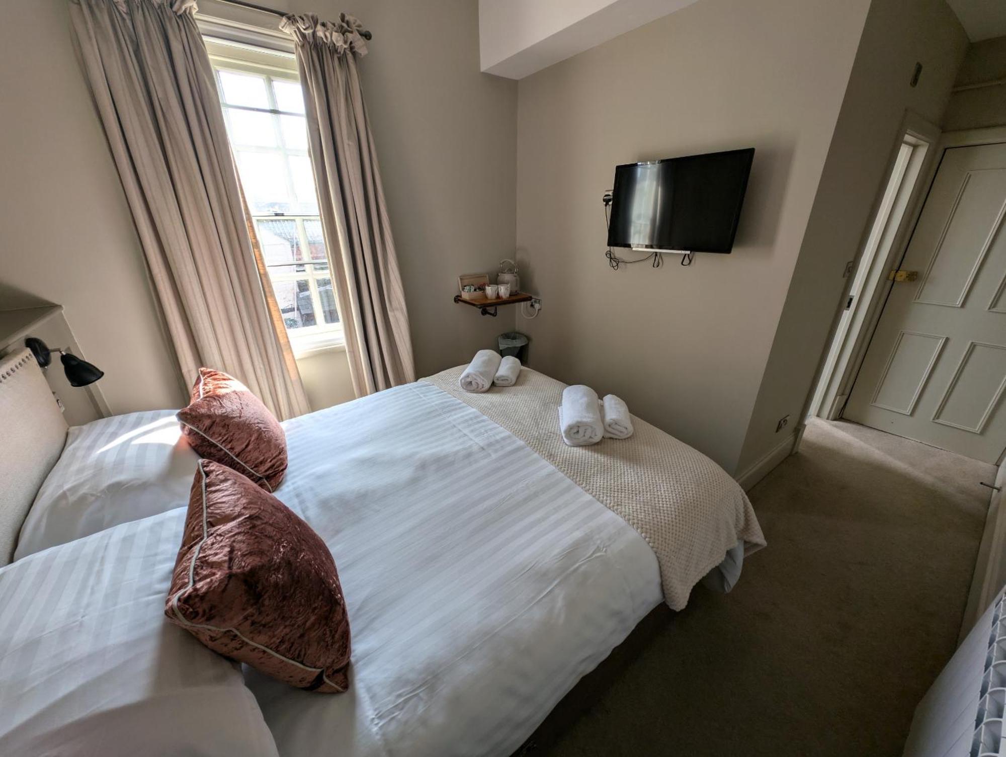 The Bear Marlborough Hotel Екстериор снимка